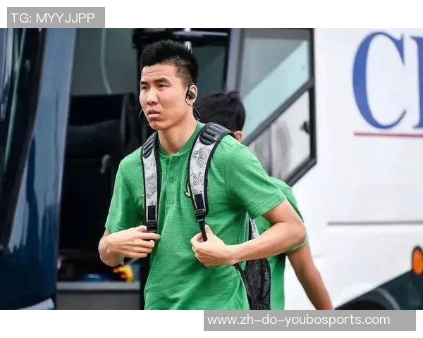 中国足球球星街头踢野球展示惊人技巧与默契配合引爆球迷热议 中国足球球星街头踢野球展示惊人技巧与默契配合引爆球迷热议